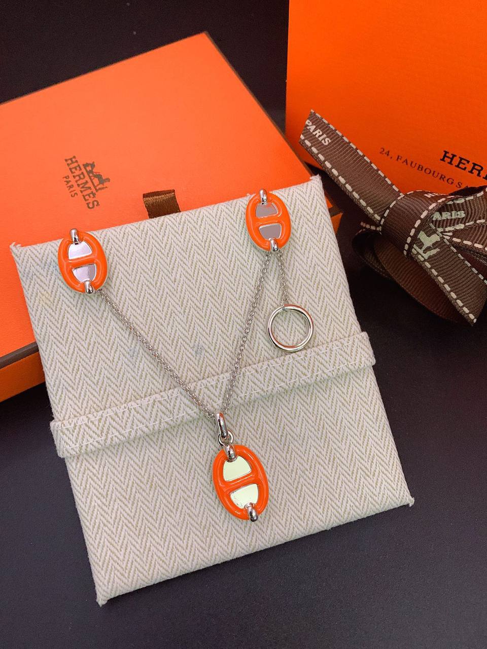 Hermes Set 

NECKLACE EARRINGS

65 DHS🪙🌨️

Zain89
♥️♥️♥️