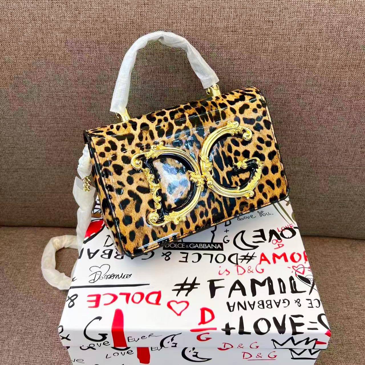 D&G

105 dhs🪙🌨️

with box
🎁🎁🎁

size 22cm

Zain26
♥️♥️♥️