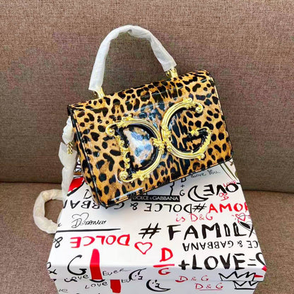 D&G

105 dhs🪙🌨️

with box
🎁🎁🎁

size 22cm

Zain26
♥️♥️♥️