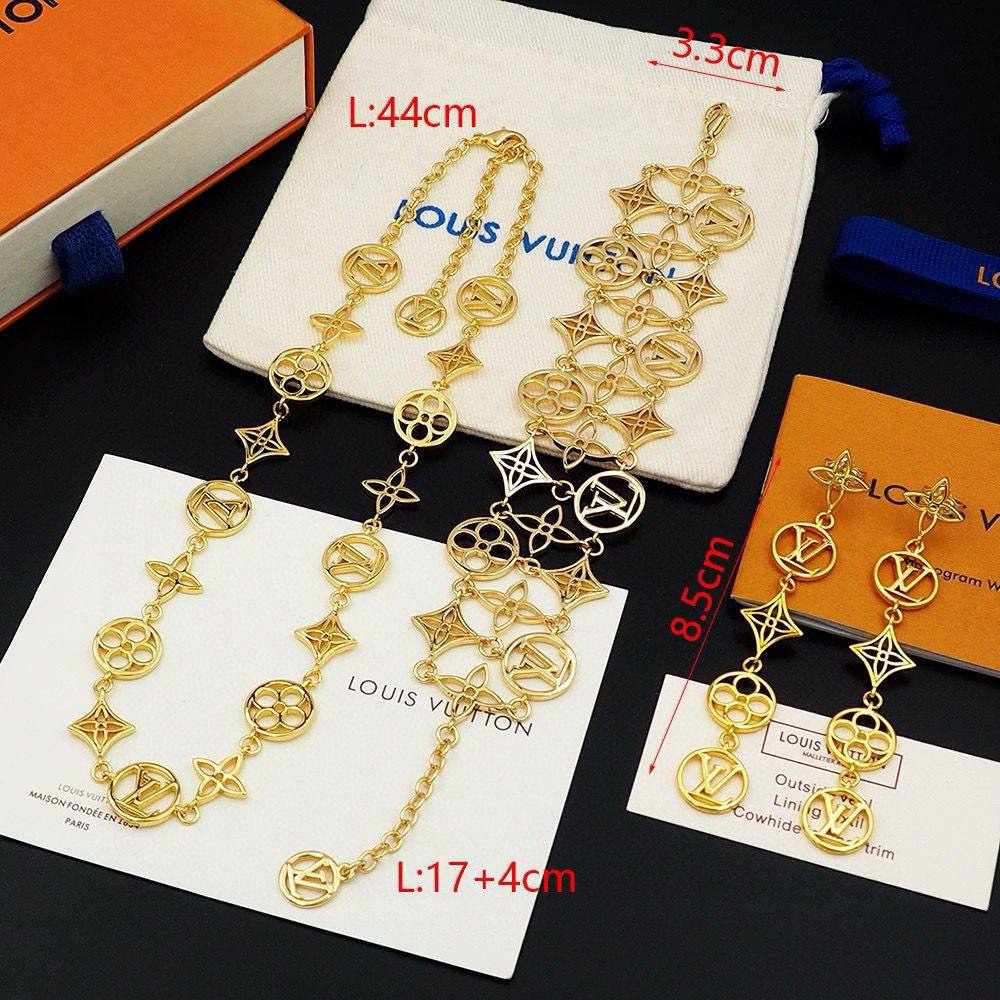 LV Set 💎
Necklace 
Earrings 
Bracelet 
Master Quality 🦋

*175* AED normal box 📦

Zain48
♥️♥️♥️
