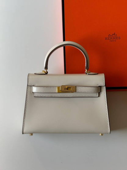 Hermes
minikelly 19cm💕
master quality😍with box❤️
340 dhs❤️💚❤️💚

Zain52
💚❤️💚