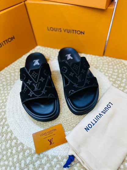 Slippers
High quality 
size 40-46 
200 dhs🪙🌨️

Zain132
♥️♥️♥️