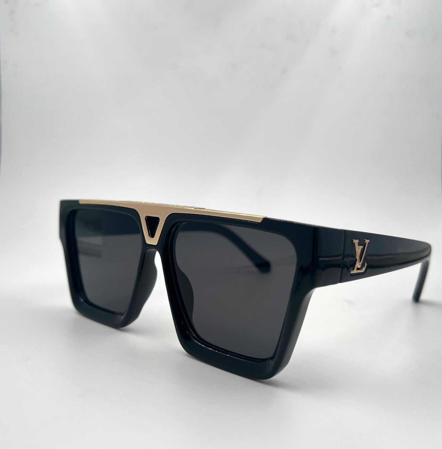 LV
Sunglasses 🕶️ 
good quality 💯
With master box 🗃️ 
50 dhs❤️

Zain273
♥️♥️♥️