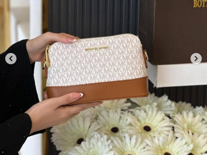 Chanel

90 dhs🇦🇪🇦🇪

with box

size  20cm
Zain26
♥️♥️♥️