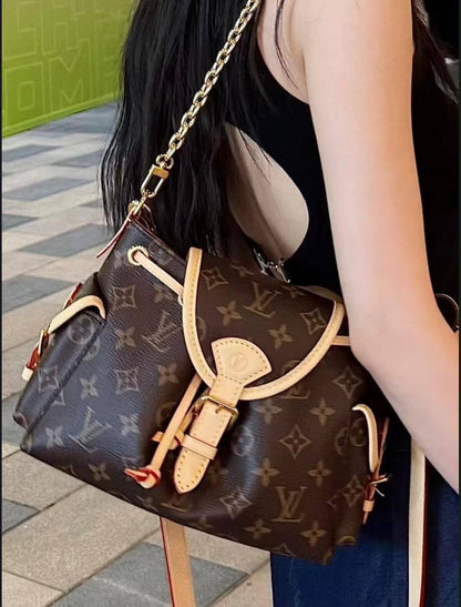 LV
GOOD QUALITY WITH BOX 
120 dhs💓

Zain17
♥️♥️♥️
