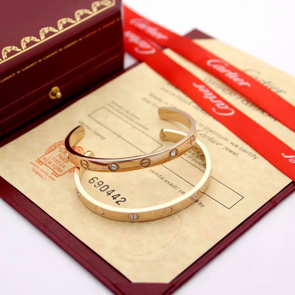 CARTIER 
BANGLE
WITH STONE
55 dhs✅ 
WITH BOX AND PAPER BAG

Zain89
♥️♥️♥️