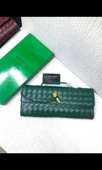 NEW CHANEL 
 Super leather. 
250 dhs🇦🇪🇦🇪
with box

Zain38
♥️♥️♥️