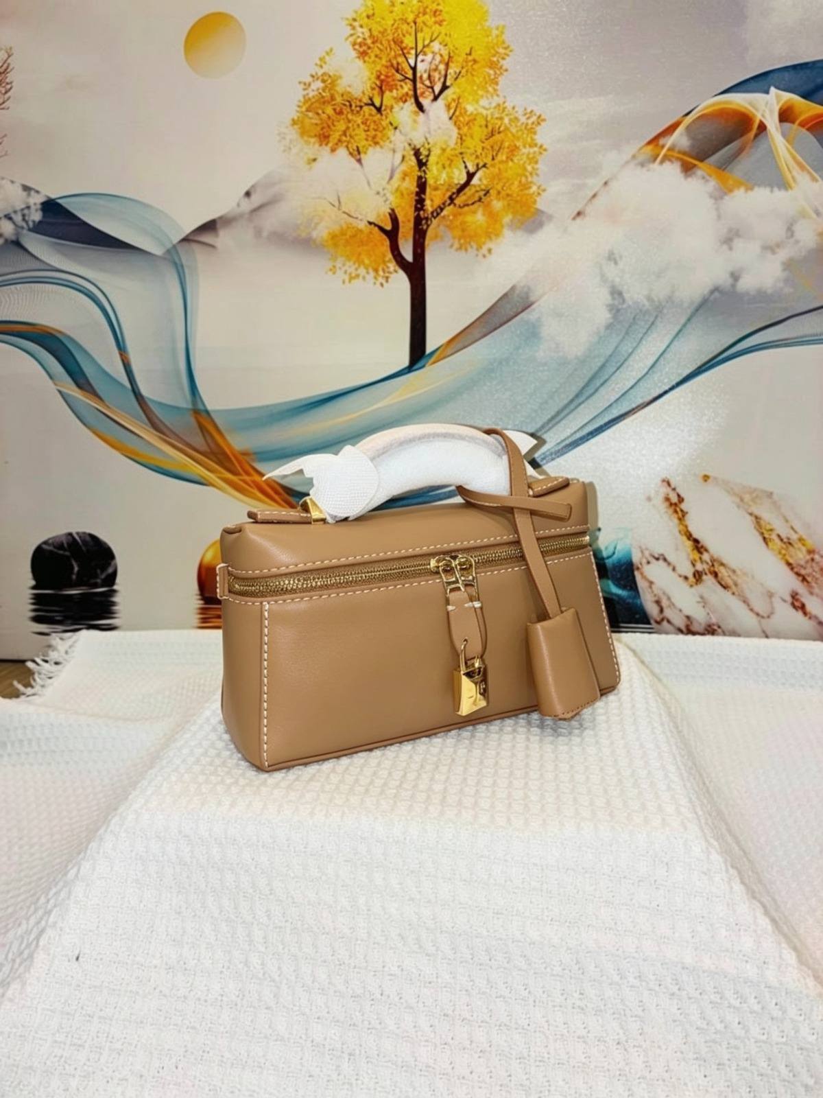 LORO PIANA

Best quality 
with box
100 dhs🇦🇪🇦🇪

size 19CM

Zain290
♥️♥️♥️