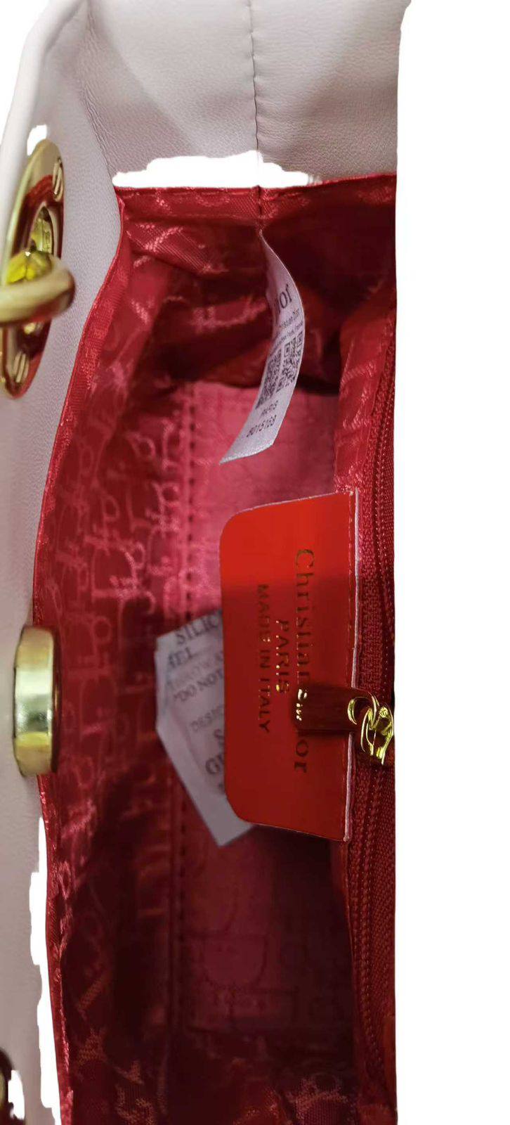 Dior

with box
🎁🎁🎁

115 dhs❣️
17 CM

Zain177
♥️♥️♥️