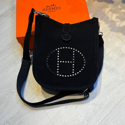 Hermes Evelyne

18cm

90 dhs
with BOX
🎁🎁🎁


Zain44
Zain254
♥️♥️♥️