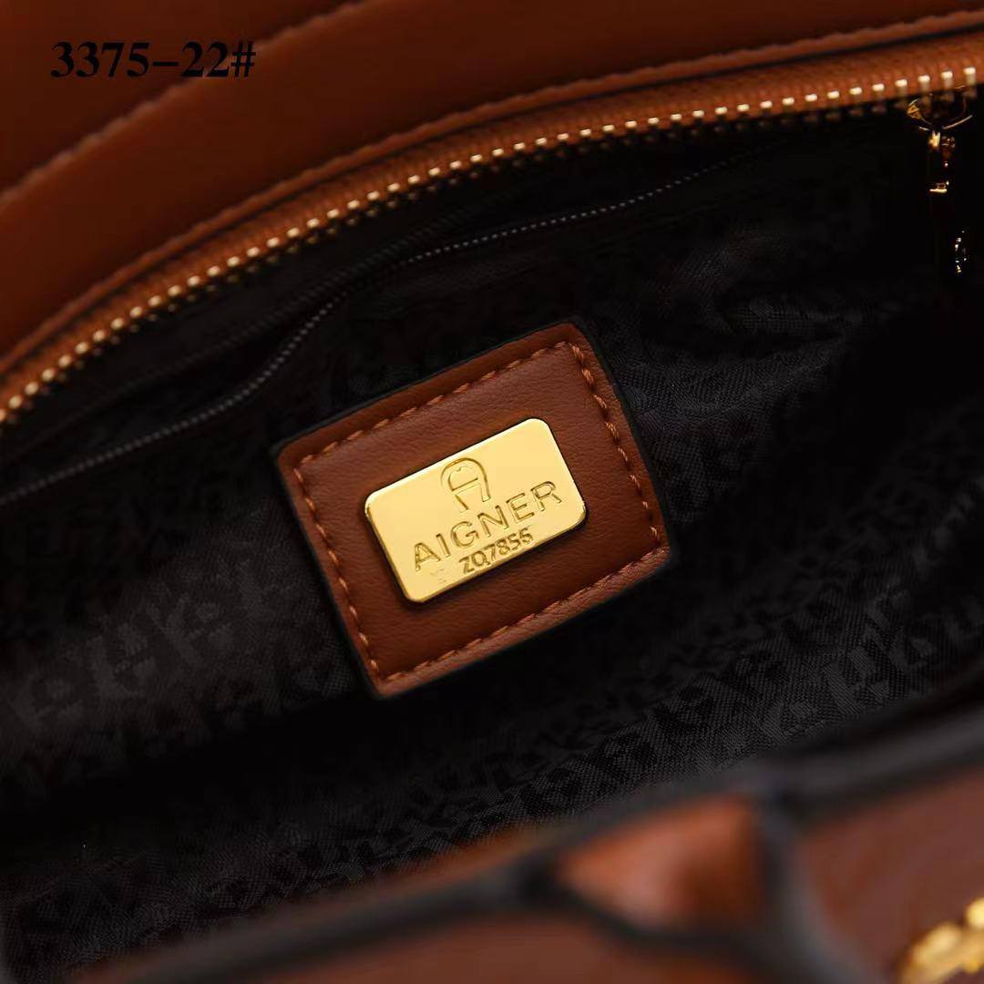 Aigner
115 dhs❤️
SIZE：22cm

High-quality product with a box
🎁🎁🎁

Zain35
♥️♥️♥️