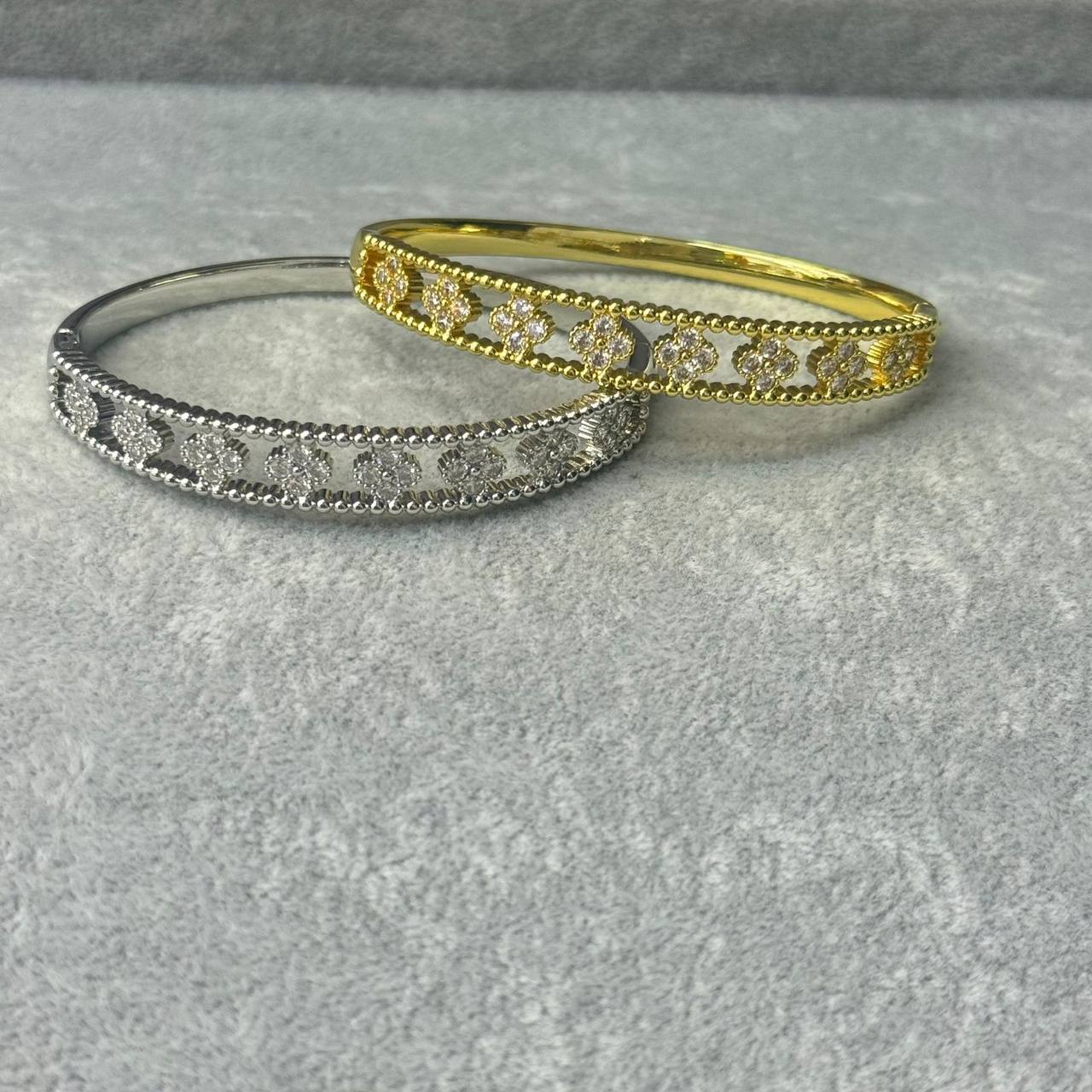 *Bangle ❤️‍🔥*
good quality 💯
With black boxes 📦 
20 dhs💓
With normal boxes 🗃️ 
And paper bag🛍️
30 dhs💓

Zain216
♥️♥️♥️