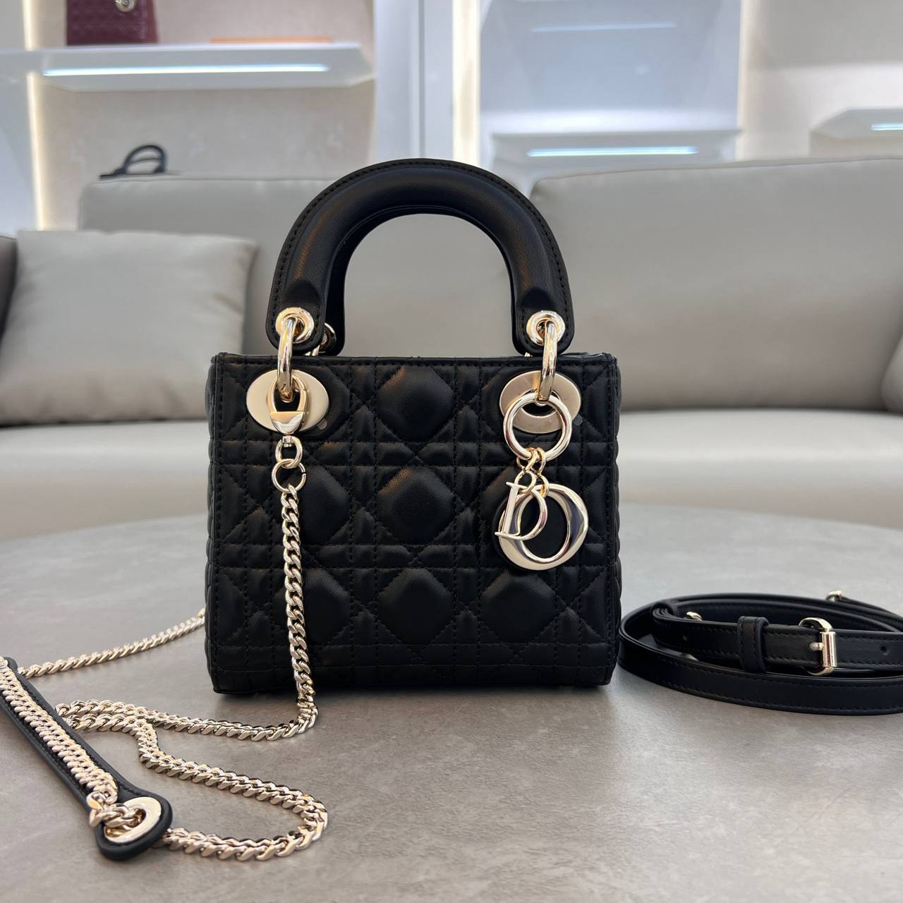 DIOR
Best quality with box
110 dhs💓
size 17CM

Zain290
♥️♥️♥️