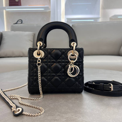 DIOR
Best quality with box
110 dhs💓
size 17CM

Zain290
♥️♥️♥️