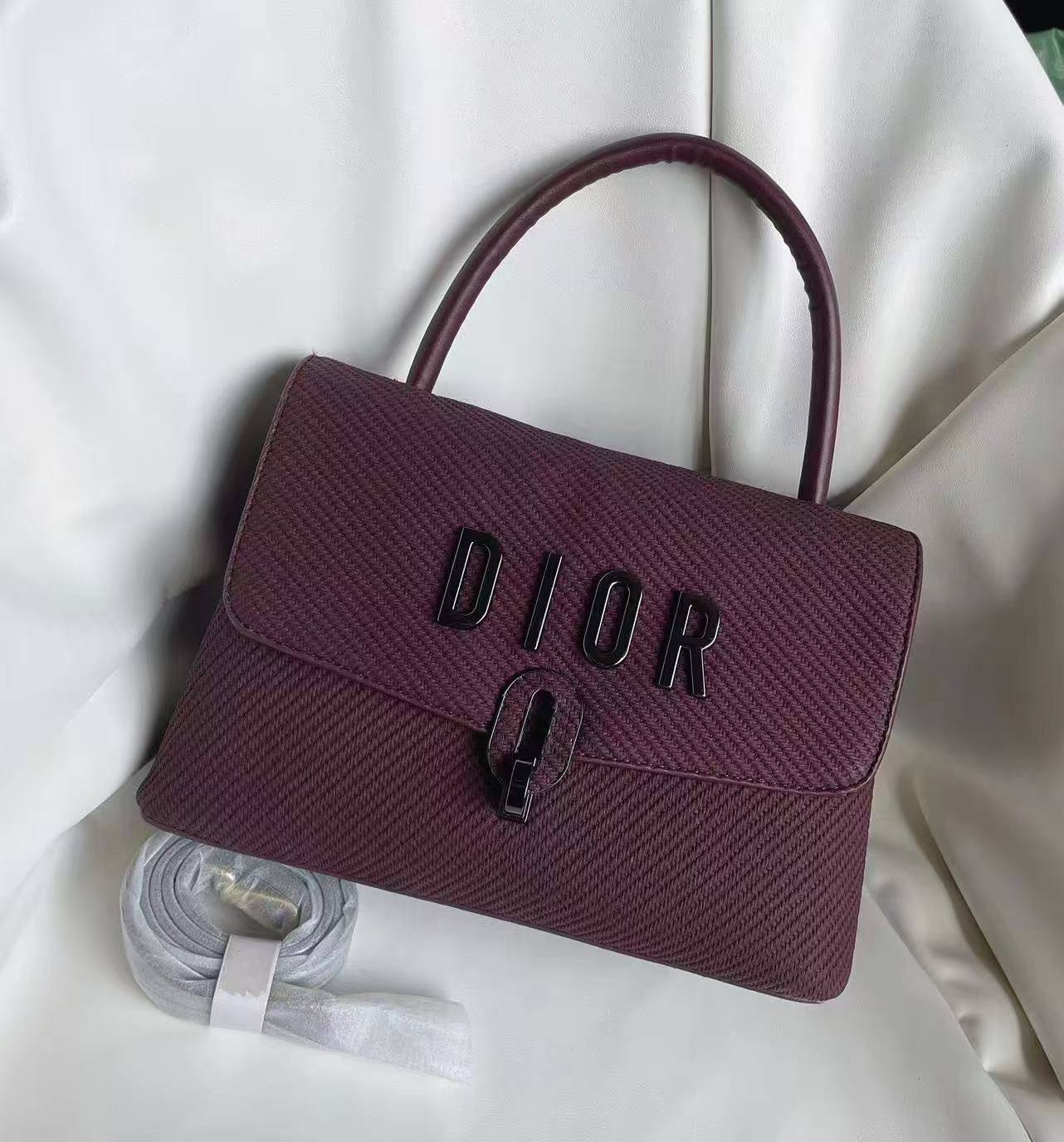 Dior
115 dhs❣️

Zain177
♥️♥️♥️