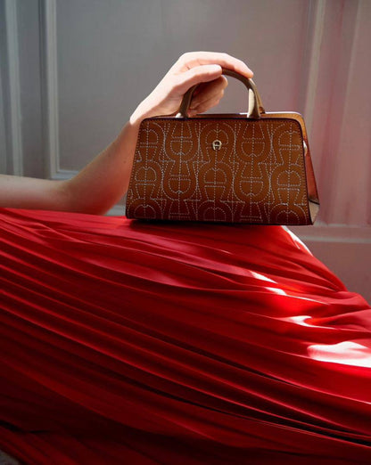Aigner
115 dhs❤️
SIZE：22cm

High-quality product with a box
🎁🎁🎁

Zain35
♥️♥️♥️
