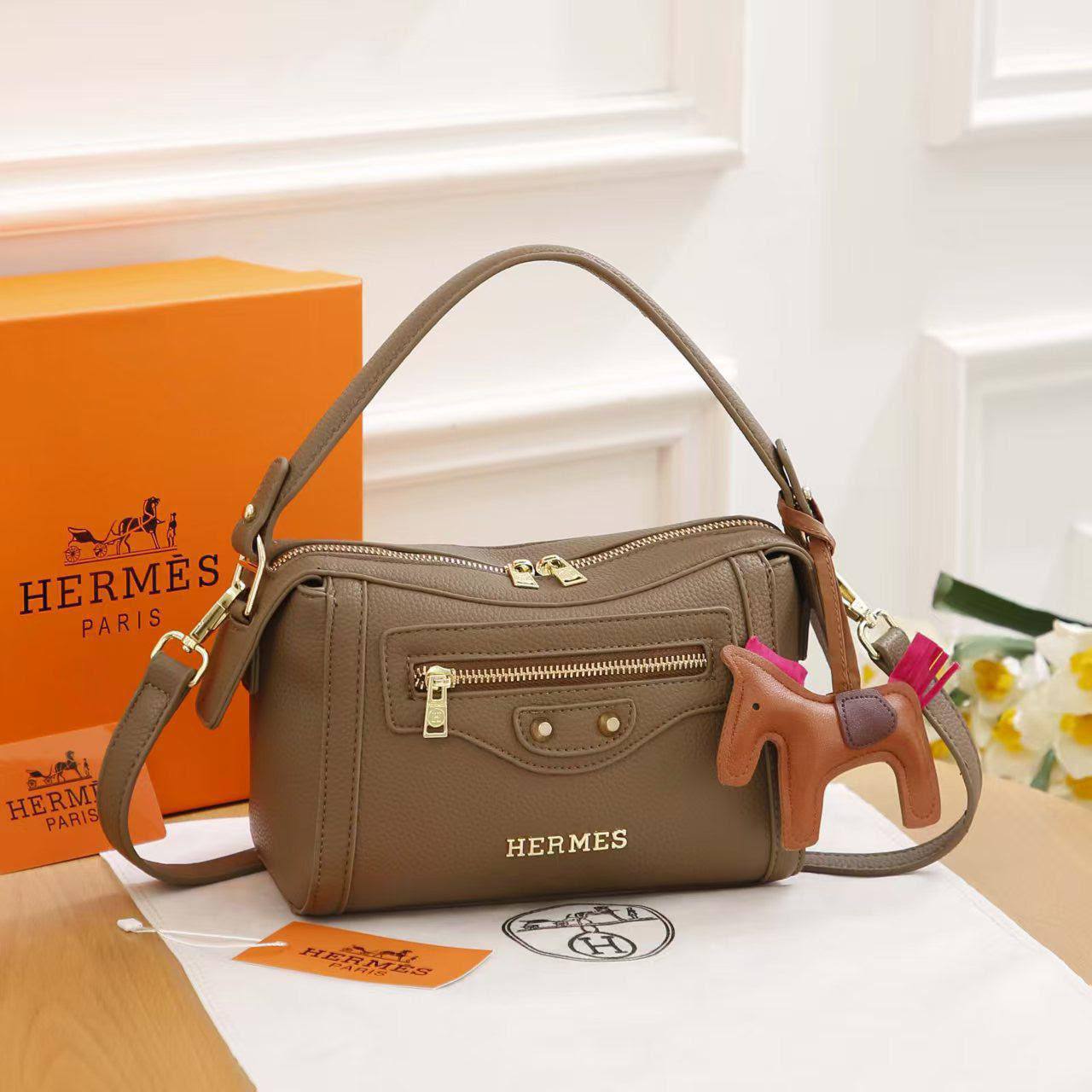 HERMES ✨
Good quality 
Size 22cm

100 dhs✅

With box 📦

Zain70
♥️♥️♥️