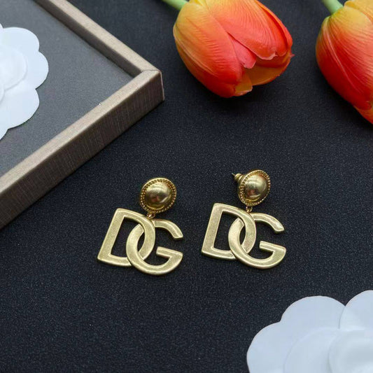 D&G 💥*
Earring ❤️‍🔥
Master quality 💯
With normal boxes 📦 
And paper bag 🛍️
*Small size 40 dhs🪙💕
*Medium size 50 dhs🪙💕
*Big size  60 dhs🪙💕

Zain216
♥️♥️♥️