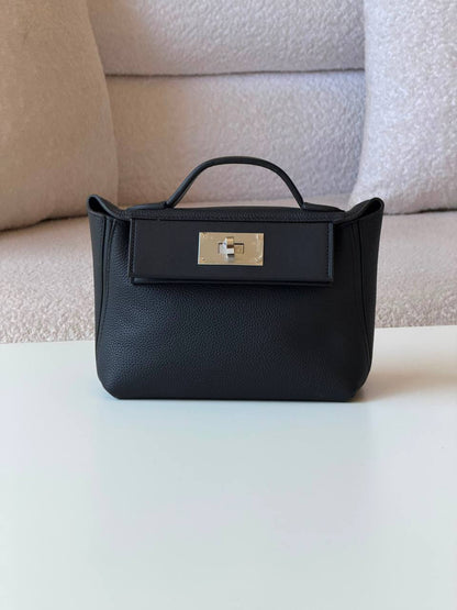 Hermes 
  22cm💕master quality😍with box❤️
380 dhs✅

Zain52
♥️♥️♥️