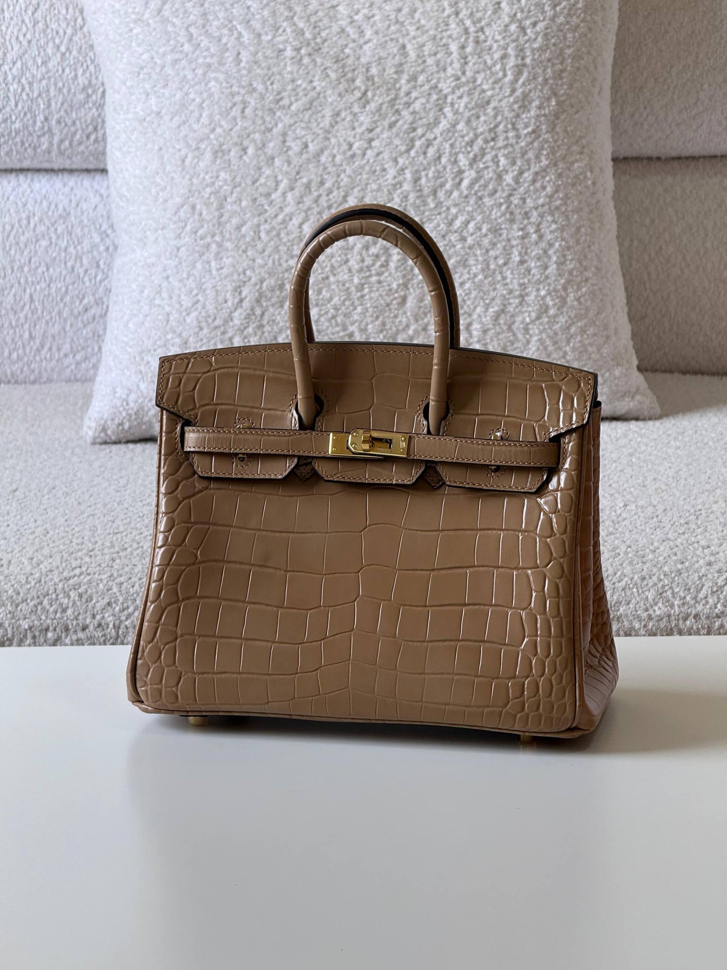 Hermes

birkin croc 25cm💥
Master quality ✅
with box📦

780 dhs❣️

Zain52
♥️♥️♥️