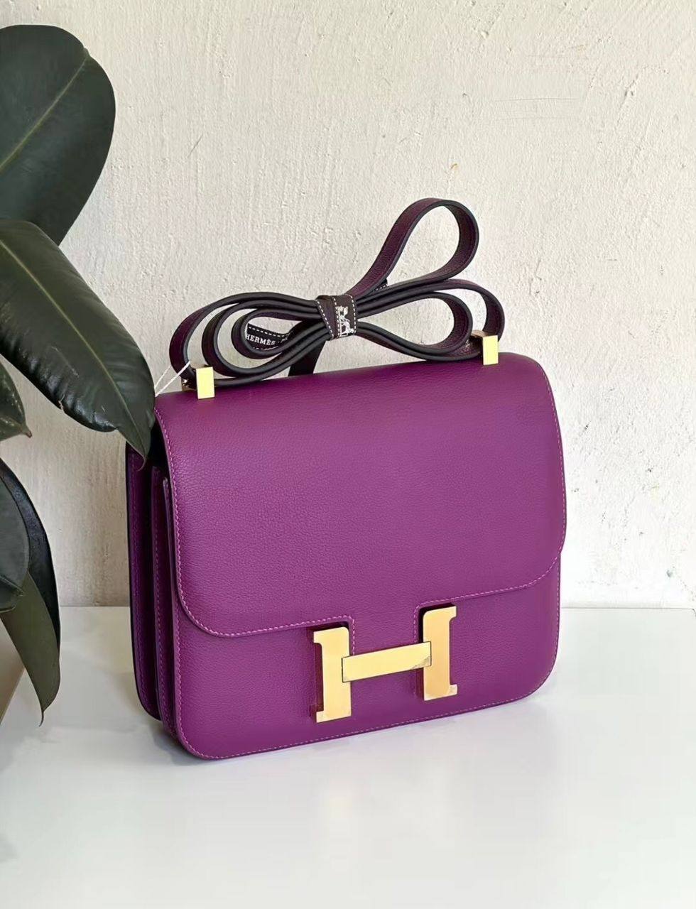Hermes
100 dhs✅
with box
🎁🎁🎁

size
Small 19×6×15cm
Medium 24×6×17cm

Zain42
♥️♥️♥️
