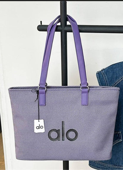 Alo
Tote bag 
95 dhs✅
Size 45cm 🌹🌹👈🤌

Zain161
♥️♥️♥️
