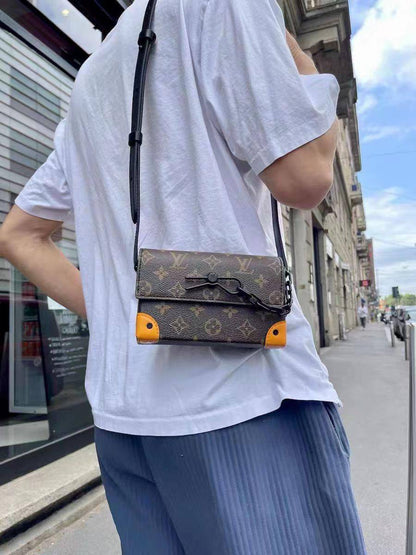 LV

70 dhs🌺

With box
🎁🎁🎁

18 cm 

Zain219
♥️♥️♥️