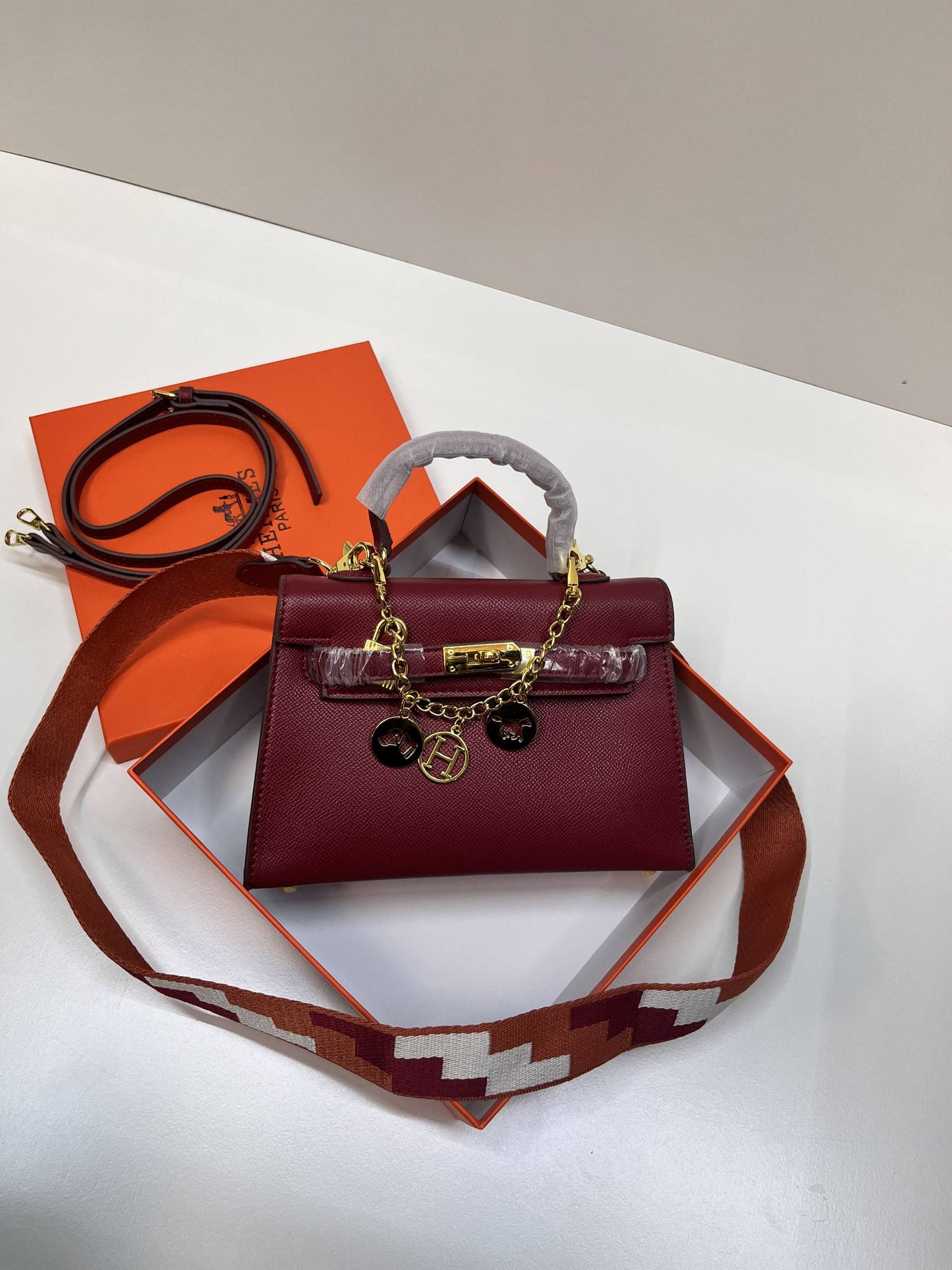 Hermes
95 dhs✅
with box
size 22cm

Zain42
♥️♥️♥️