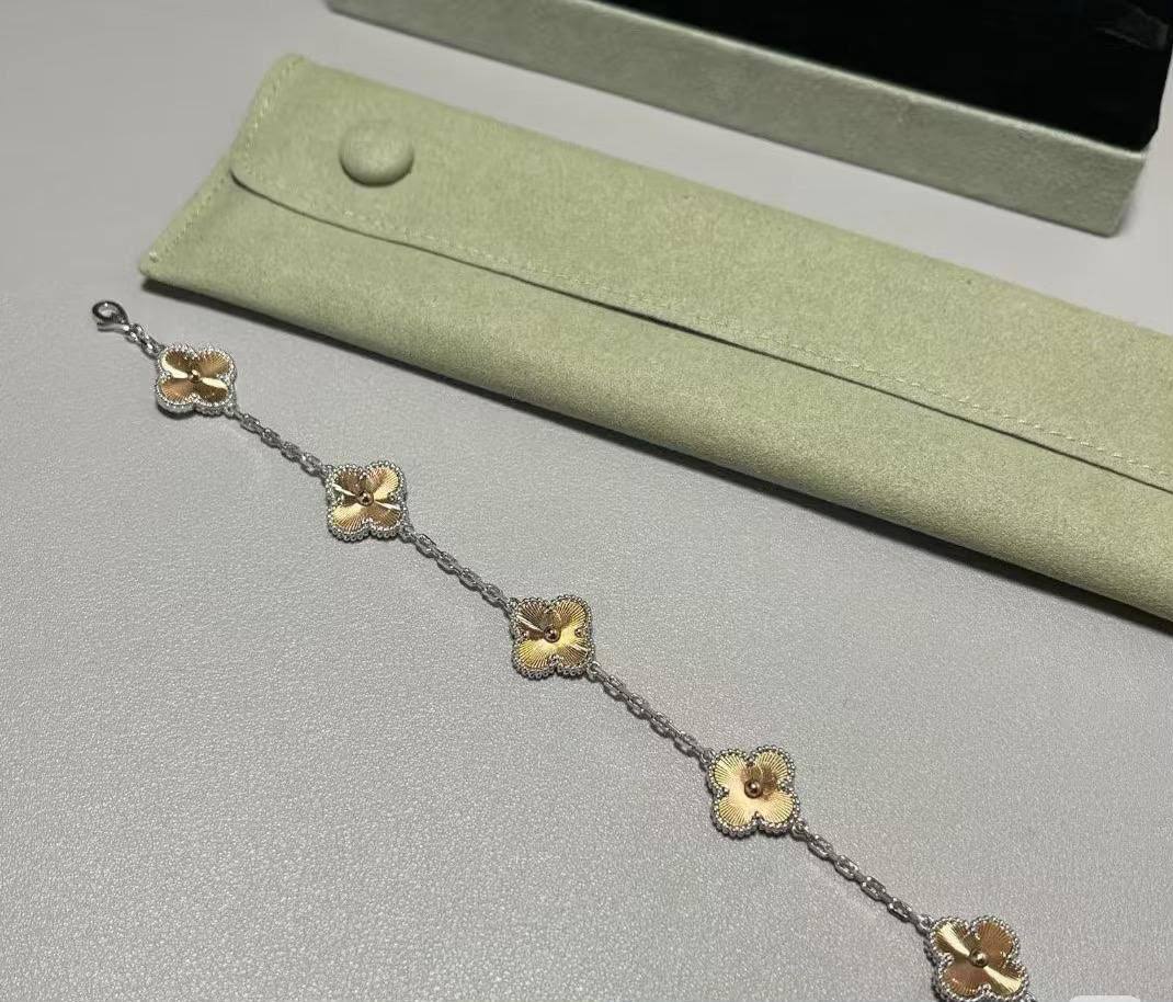 VCA 
Bracelet 🦋
Master quality 💯
With normal boxes 🗃️ 
75 dhs✅

With master box 📦 
120 dhs✅

Zain216
♥️♥️♥️