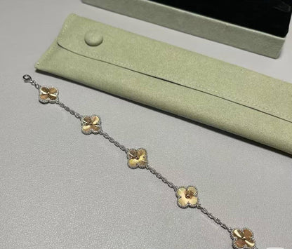 VCA 
Bracelet 🦋
Master quality 💯
With normal boxes 🗃️ 
75 dhs✅

With master box 📦 
120 dhs✅

Zain216
♥️♥️♥️