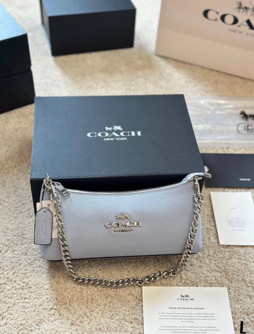 Coach 

85 dhs🪙🌨️

with box
🎁🎁🎁

size 26×7×13cm

Zain213
♥️♥️♥️