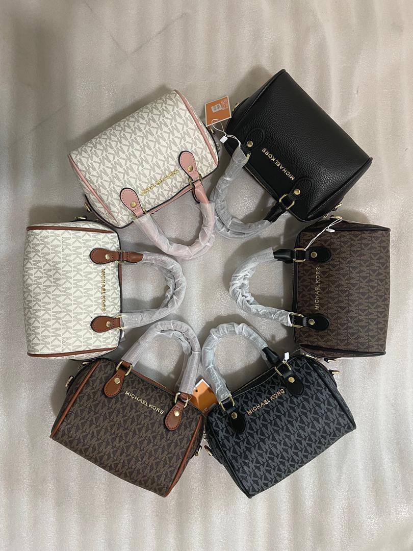 MK 
85 dhs❣️
with box
🎁🎁🎁

size 18×11×13cm

Zain213
♥️♥️♥️
