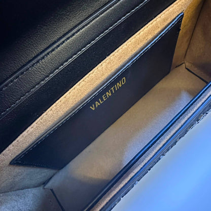 VALENTINO 

NEW CANE 
GOOD QUALITY 

SMALL SIZE 
WITH BOX  
105 dhs🇦🇪🇦🇪

Zain295
♥️♥️♥️