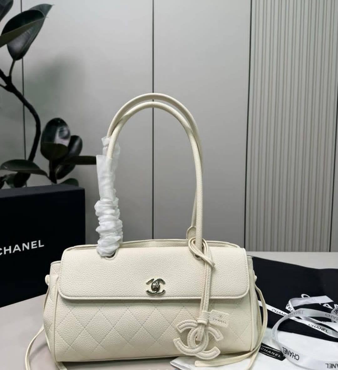 CHANEL
Shopping and Bowling Bags
Master quality
30cm 

with box
🎁🎁🎁

360 dhs✅

Zain95
♥️♥️♥️