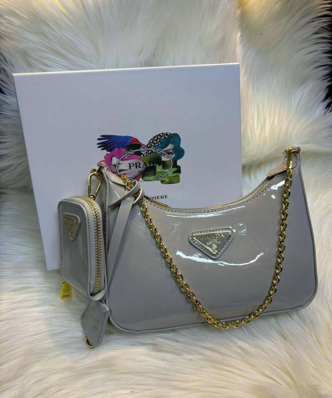 Prada
good quality, 
with box, 
🎁🎁🎁

size 22 * 13 cm 
95 dhs❤️

Zain12
♥️♥️♥️