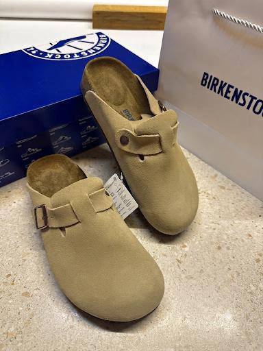 NEW CAME
BIRKENSTOCK 
LEATHER SLIPPER 
150 dhs✅
Size 40 to 45

Zain40
♥️♥️♥️