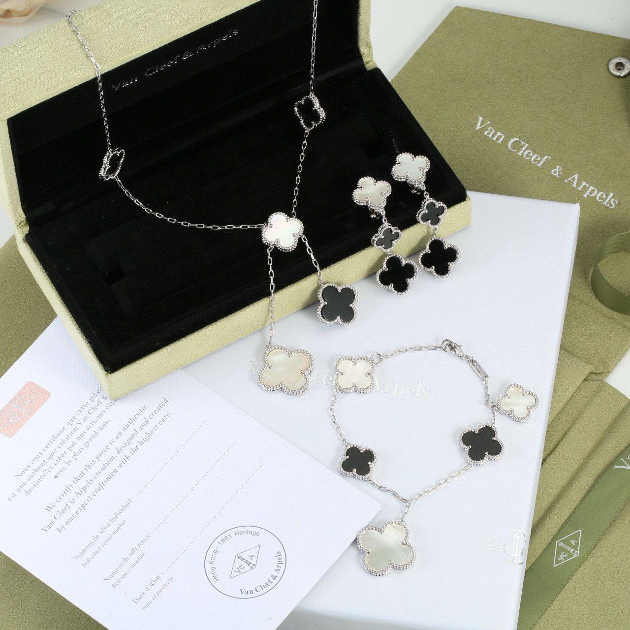 VCA SET
MASTER✨💫
6 FLOWER NECKLACE
5 FLOWER BRACELET
3 FLOWER EARRINGS
WITH BOX AND PAPER BAG🛍️🎁
 230 DHS🇦🇪🇦🇪✨💫

Zain89
❣️❣️❣️