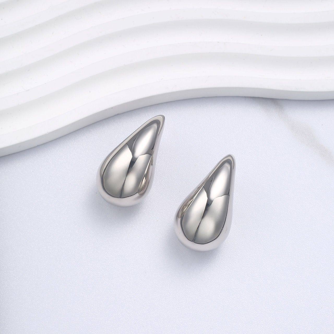 BOTTEGA ❤️‍🔥*
Earring 🐦‍🔥
Master quality 💯
With normal boxes 🗃️ 
45 dhs✅

Zain216
♥️♥️♥️
