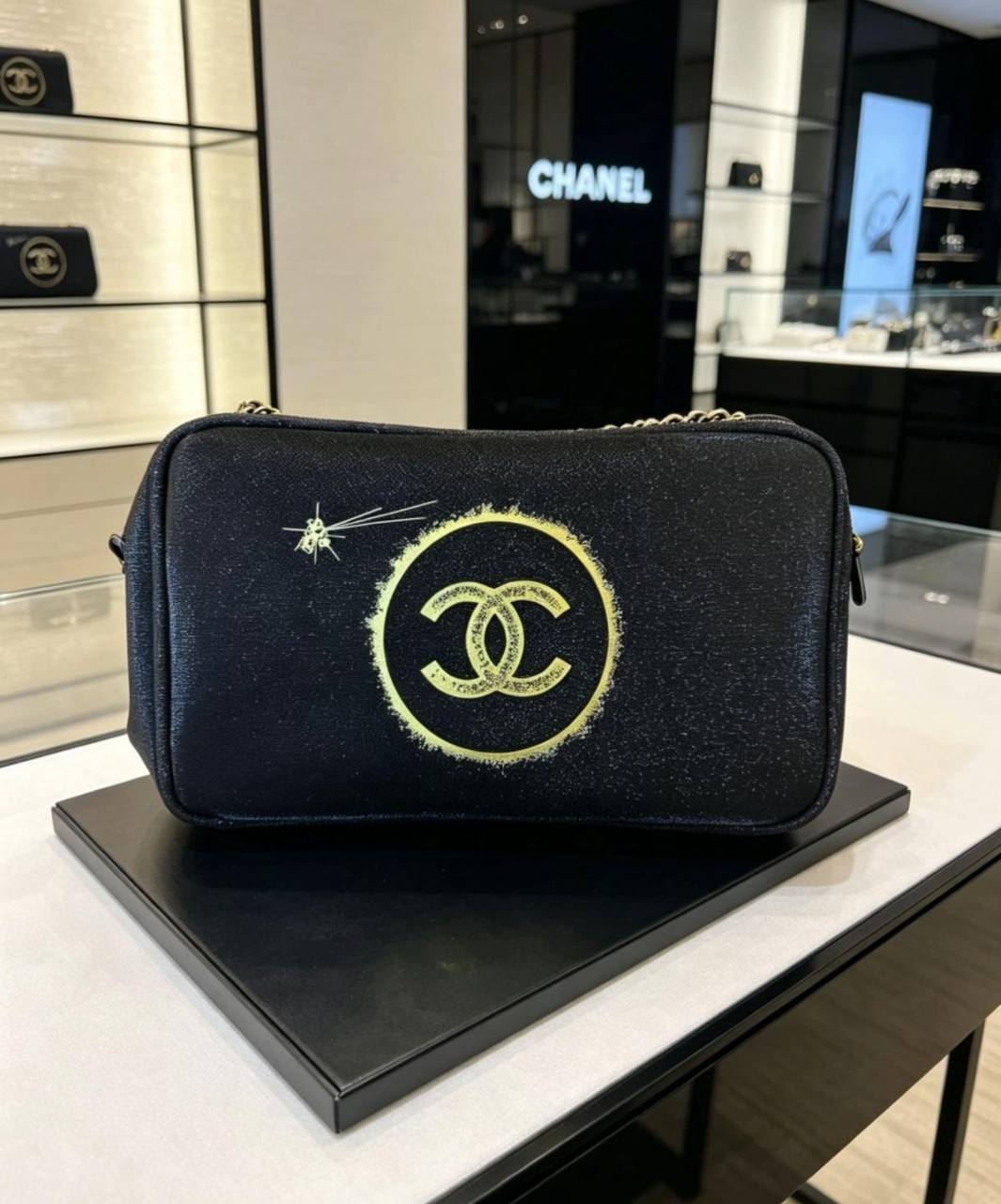 Chanel
90 dhs✅
SIZE：22cm

Zain07
♥️♥️♥️