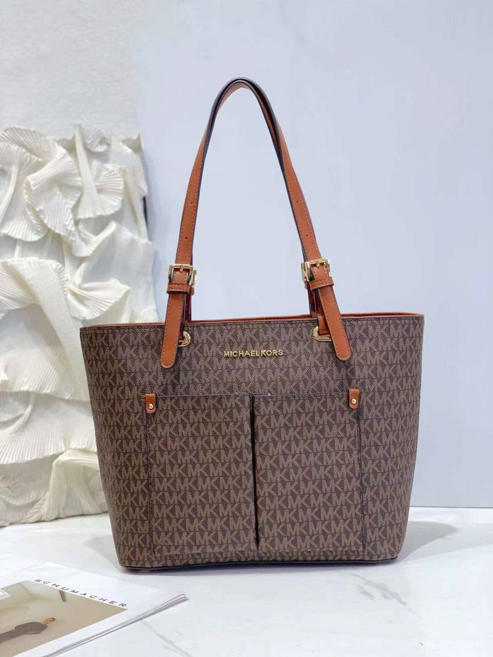 MK Jet Set Travel
Double Pocket Design
Medium Tote is crafted
from signature-print
Canvas with distinctive
Tan leather trim
Gold Hardware
Zipper trype
Size : 29 cm
Without BOX

110 dhs💓

Zain239
♥️♥️♥️