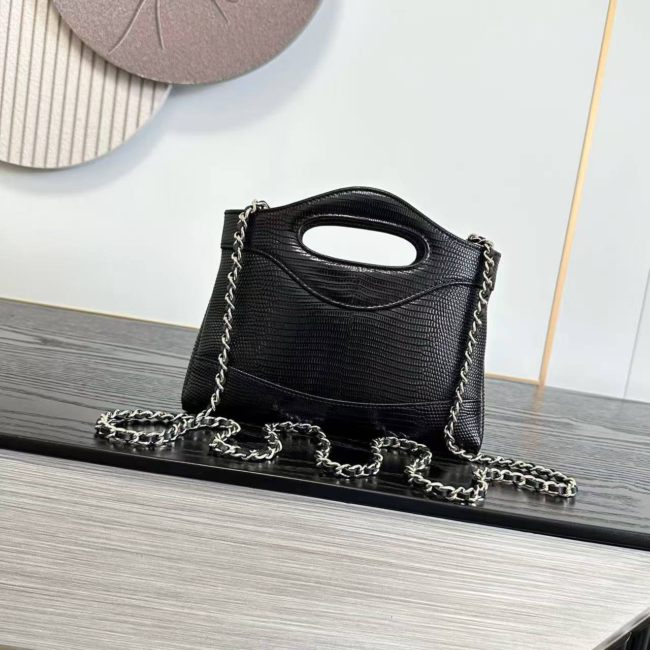 Chanel 31 Metiers D’art✅*
*Size 20 cm*
For Price 👇 WhatsApp✅
0568585901 
0507557372
0552275751 Owner Zain 👌

Zain274
♥️♥️♥️