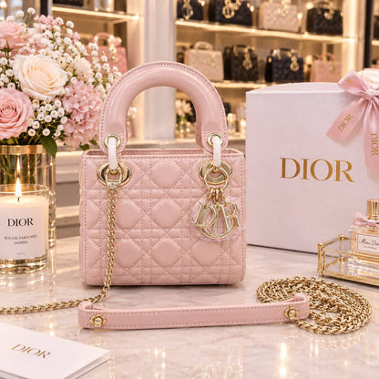 Dior Bag 

17Cm 
With Box
280 dhs🇦🇪🇦🇪

Zain131
♥️♥️♥️