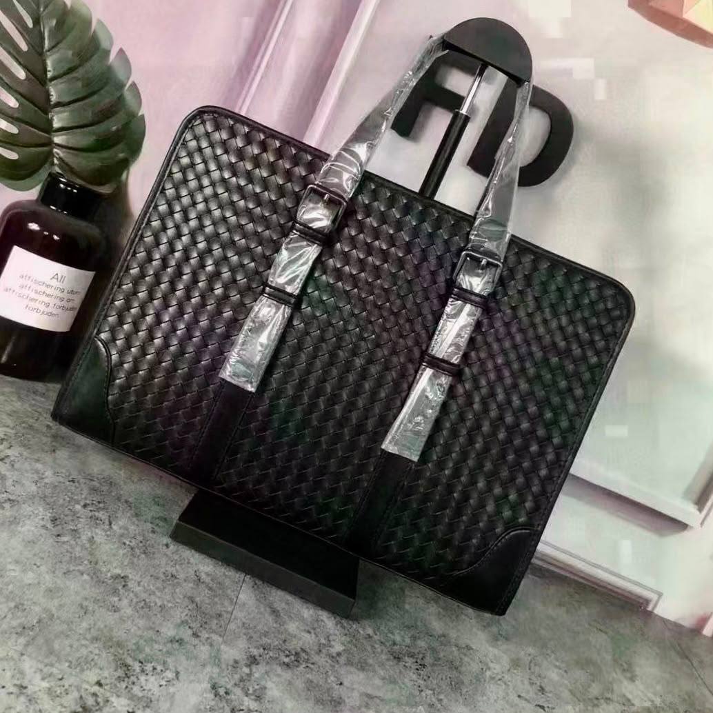 BOTTEGA LAPTOP BAG COPY ONE NEW CAME 
210 dhs🇦🇪🇦🇪

Zain295
♥️♥️♥️