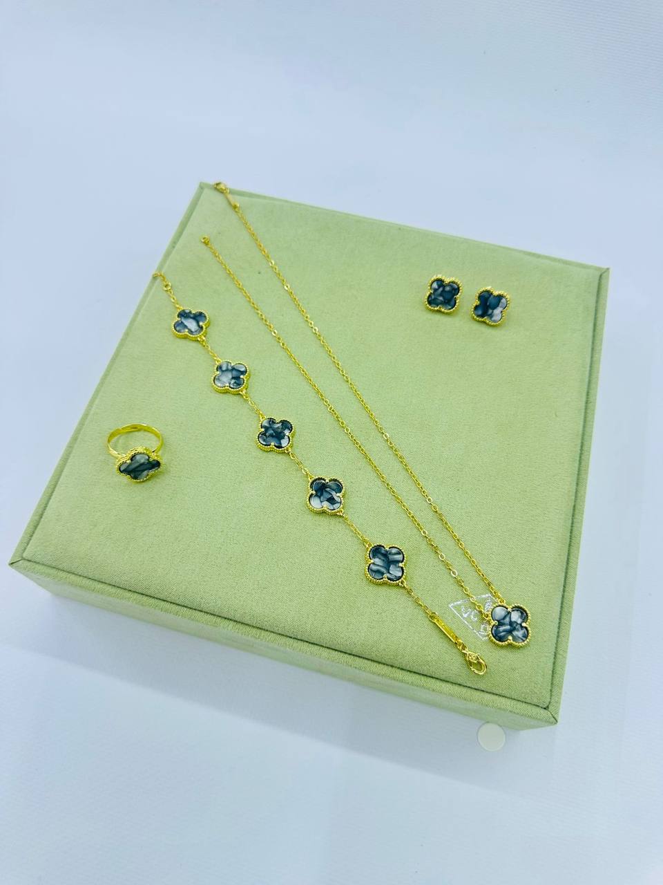 VCA SET ❤️‍🔥*
Necklace 🌸
Earring ✨
Bracelet 🍁
Ring 💍 free size ❣️
Stainless Steel 💯
Non tarnish 💯
With normal boxes 📦 
45 dhs✅
With master box 🗃️ 
75 dhs✅

Zain216
♥️♥️♥️
