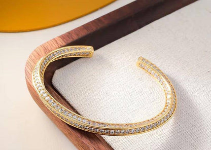 CELINE
Bangle’s
55 dhs🪙🌨️

Zain262
♥️♥️♥️