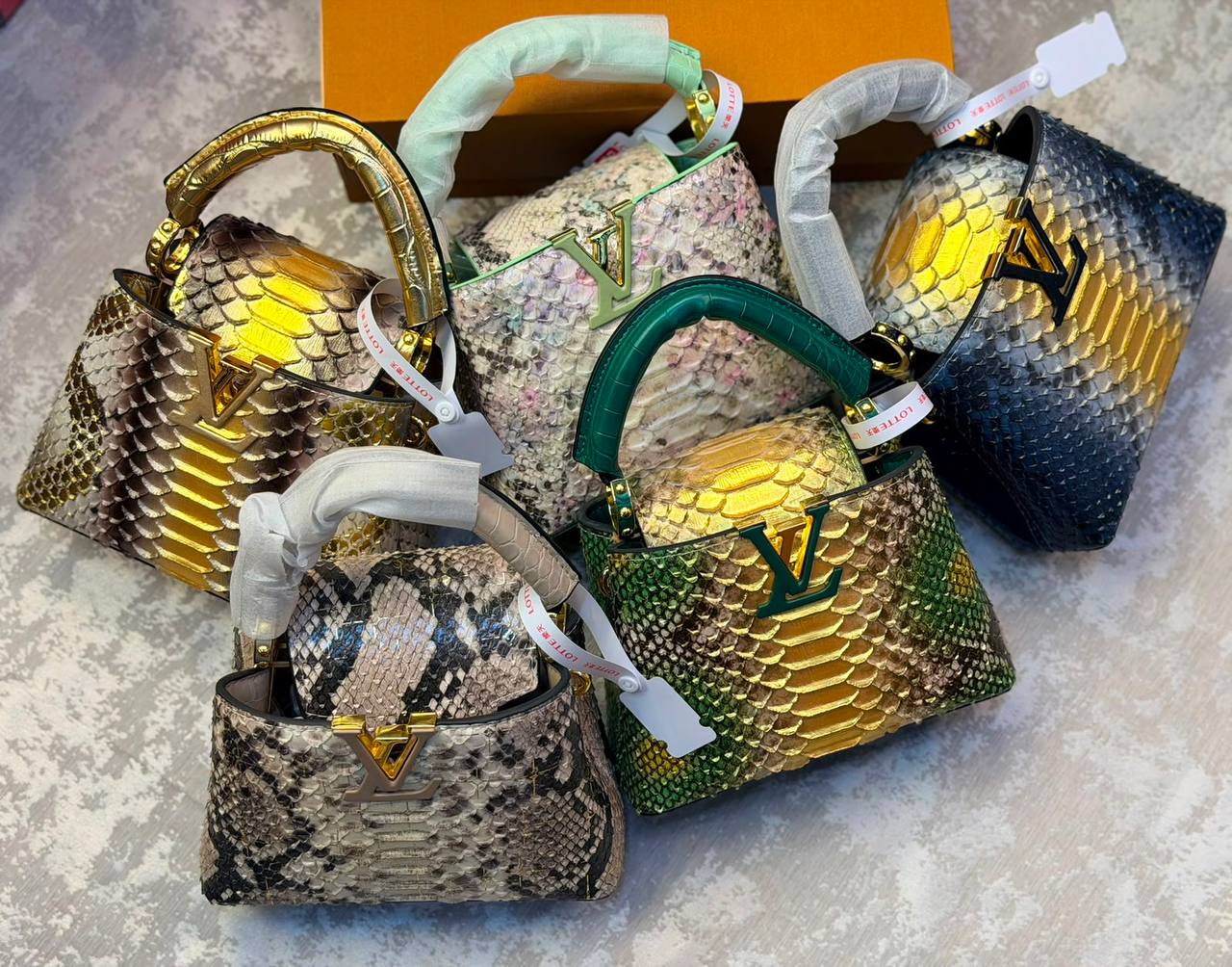 LV
High quality
330 dhs🇦🇪🇦🇪
Size 21cm

Zain175
♥️♥️♥️