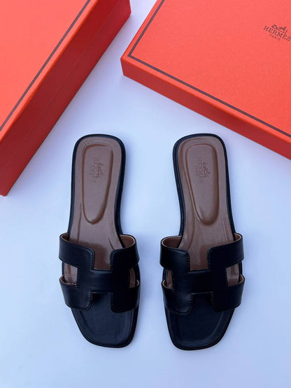 Hermes slipper
100 dhs🪙💕
High Quality
Size 36-42

Zain55
♥️♥️♥️