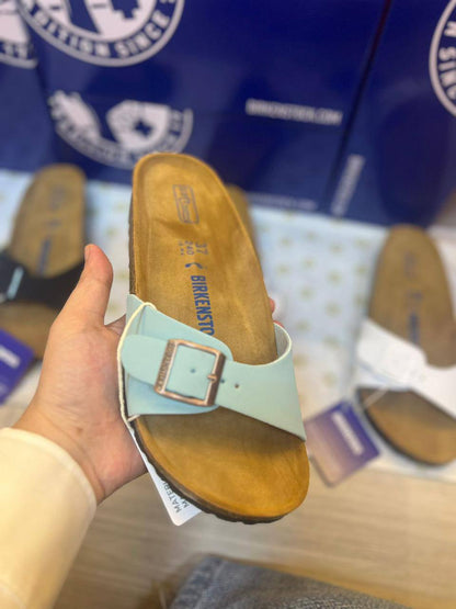 Birkenstock 
High Quality, 
New Arrived 
Size 36To 41
110 dhs🪙💚

Zain120
♥️♥️♥️