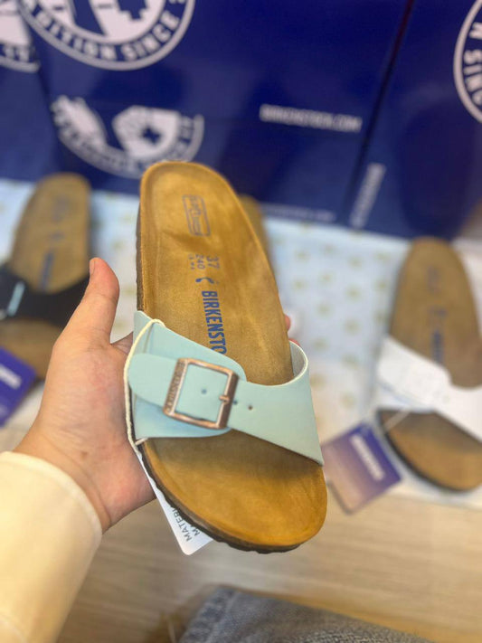 Birkenstock 
High Quality, 
New Arrived 
Size 36To 41
110 dhs🪙💚

Zain120
♥️♥️♥️
