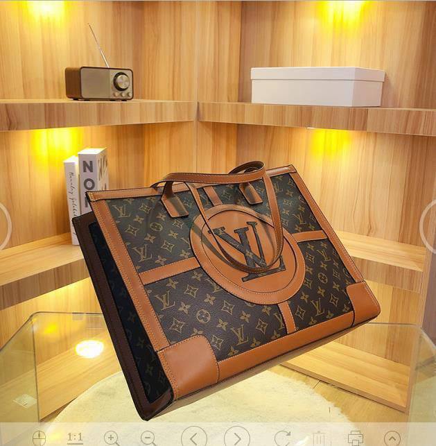 LV
42*33*9 cm
100 dhs✅

Zain17
♥️♥️♥️